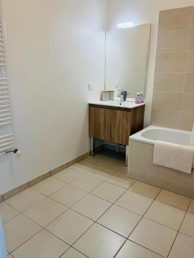 Spacieux Appart Terrasse Metro Hopital 4Pers Wifi Вилжуиф Екстериор снимка