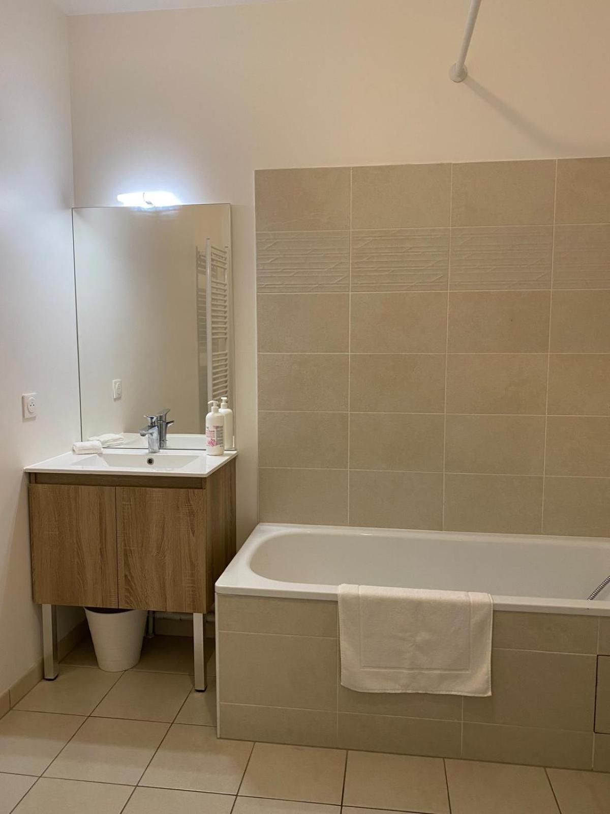 Spacieux Appart Terrasse Metro Hopital 4Pers Wifi Вилжуиф Екстериор снимка